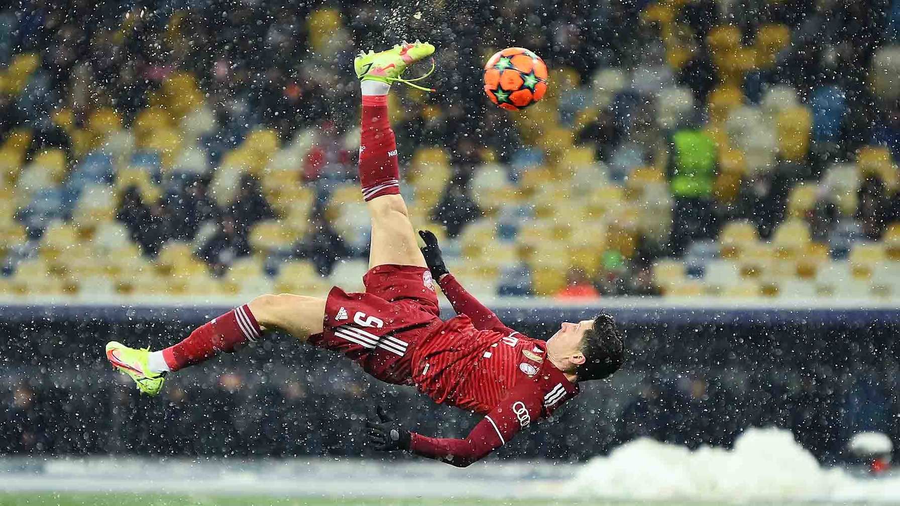 Video Robert Lewandowski s magnificent bicycle kick goal against Kyiv